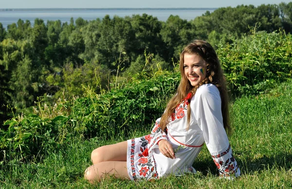 Outdoor Portret Van Jonge Oekraïense Vrouw — Stockfoto