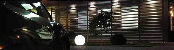Akşam Saatlerinde Modern Ofis Binasının Panoramik Görüntüsü — Stok fotoğraf