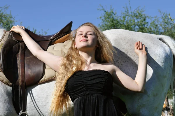 Portrét Blonďaté Dívky Dlouhými Vlasy Bílým Koněm Slunečný Den — Stock fotografie