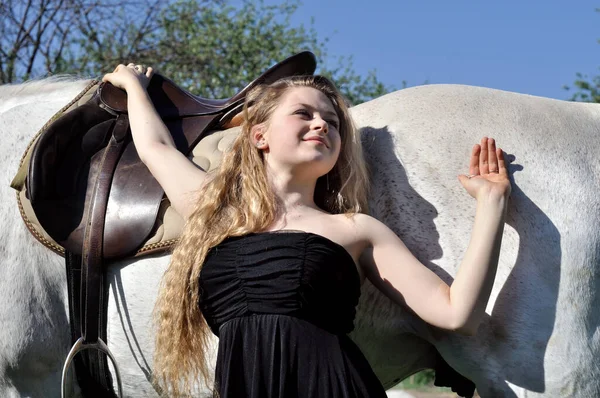 Portrét Blonďaté Dívky Dlouhými Vlasy Bílým Koněm Slunečný Den — Stock fotografie