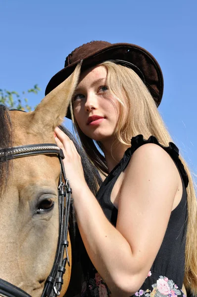 Retrato Menina Adolescente Cavalo Dia Verão — Fotografia de Stock