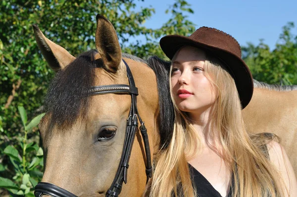 夏日少女与马画像 — 图库照片