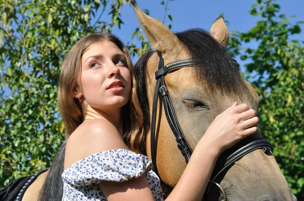 夏日少女与马画像 — 图库照片