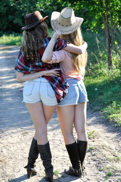 Two Young Cowgirls Walking Old Farm Sunny Summer Day — Stock Photo, Image