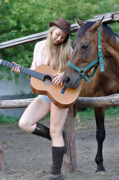 夏日带着吉他和马的少女画像 — 图库照片