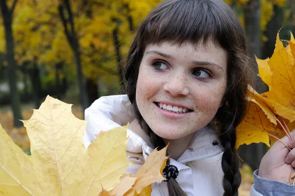Portret Piegowatej Nastolatki Jesiennym Parku — Zdjęcie stockowe