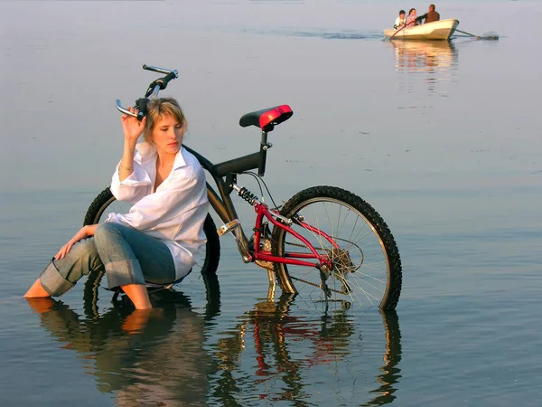 Young Attractive Woman Bicycle Resting Flood River — Stock Photo, Image