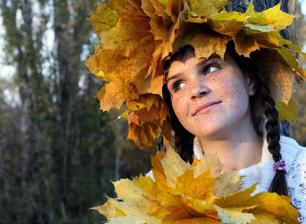 Portret Piegowatej Nastolatki Jesiennym Parku Wieczorem — Zdjęcie stockowe