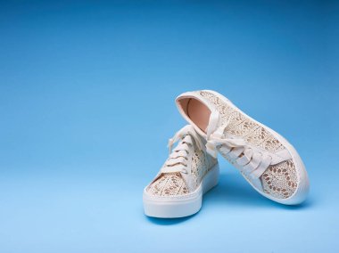 Beyaz, kalın tabanlı, gradyan mavisi arka planda fotokopi alanı olan modaya uygun pastel ayakkabılar. Örgü dizayn. Şık yaz kadın ayakkabıları.