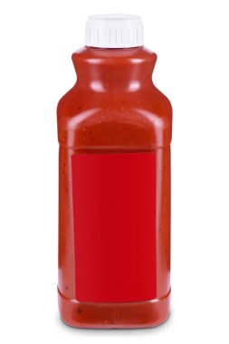 Beyaz arka planda boş kırmızı etiketli bir şişe kırmızı sos. Ürün tasarımı için şablon. Pizza, ketçap, salsa, taco, acı sos, barbekü, Asya usulü, bufalo sosu.