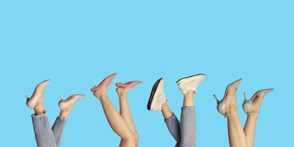 Bandeira Criativa Pernas Mulher Mostrando Sapatos Verão Modernos Isolados Fundo — Fotografia de Stock