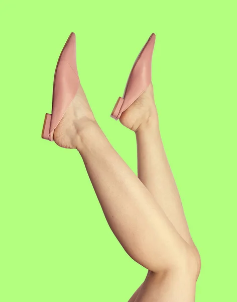 Ноги Жінки Модних Рожевих Фліп Флешах Ізольовані Зеленому Тлі Зверху — стокове фото