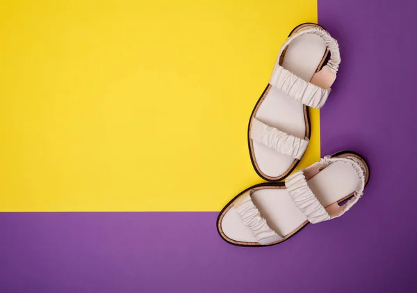 Leichte Sommer Sandalen Für Frauen Aus Zerknittertem Designleder Auf Zweifarbigem — Stockfoto