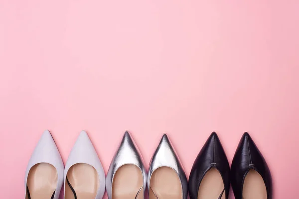 Conjunto Três Sapatos Femininos Elegantes Com Dedos Apontados Fundo Rosa — Fotografia de Stock