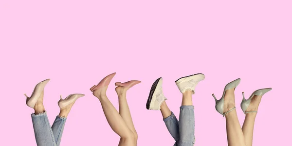 Pernas Femininas Sapatos Elegantes Isolados Fundo Rosa Claro Com Espaço — Fotografia de Stock