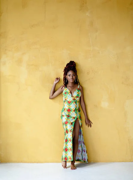 Mooie Afrikaanse Jonge Volwassen Vrouw Draagt Een Lange Ornament Hoge — Stockfoto
