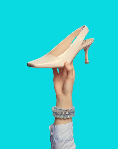 Uma Mão Feminina Carregando Moda Sapatos Verão Couro Marfim Dedo — Fotografia de Stock