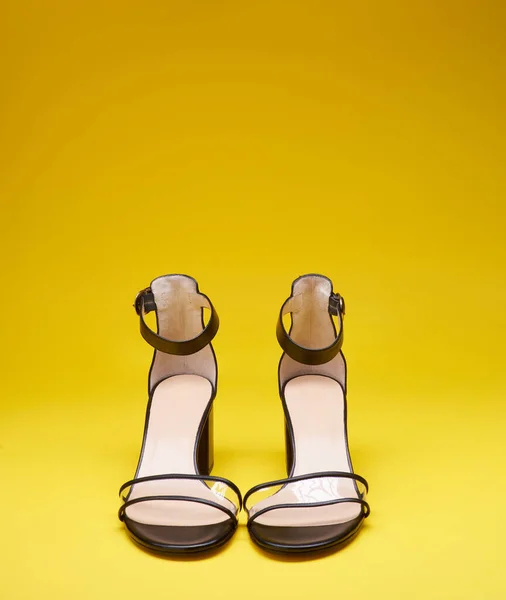 Sapatos Femininos Elegantes Dedo Aberto Com Saltos Bloco Vampiros Claros — Fotografia de Stock
