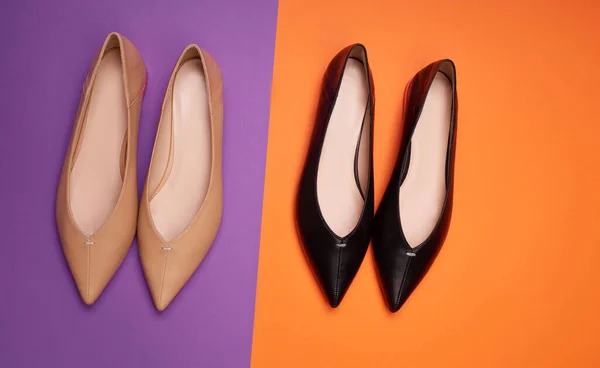 Δύο Ζεύγη Κομψών Γυναικείων Μυτερών Παπουτσιών Διαφορετικών Χρωμάτων Αλλά Ίδιο — Φωτογραφία Αρχείου