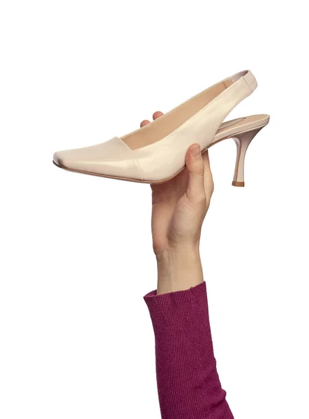Mão Uma Mulher Segurando Sapato Couro Brilhante Aberto Volta Isolado — Fotografia de Stock