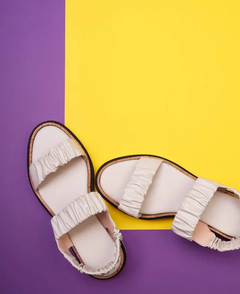Trendige Sommer Sandalen Für Frauen Aus Zerknittertem Designleder Auf Zweifarbigem — Stockfoto