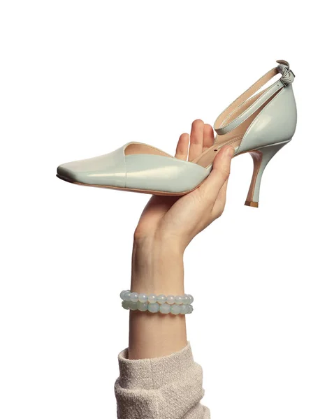 Uma Mão Feminina Com Pulseiras Pedra Redondas Segurando Elegante Sapato — Fotografia de Stock