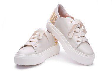 Kalın beyaz kauçuk tabanlı modern pastel spor ayakkabılar, arkasında çok renkli detaylar. Beyaz arka planda izole edilmiş, görüntüyü kapatın. Ayakkabı satışı modeli.