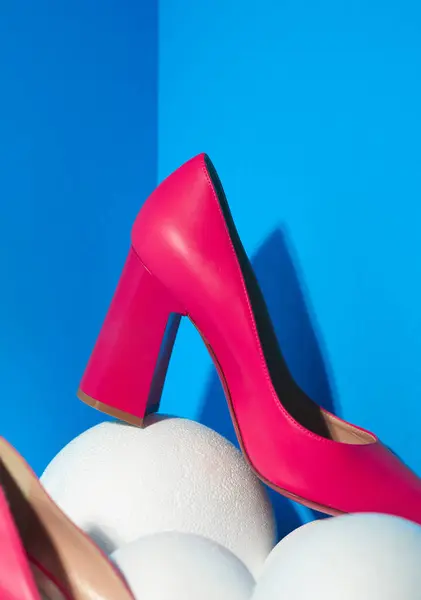 Sapatos Femininos Elegantes Salto Flare Rosa Quente Sobre Esferas Brancas — Fotografia de Stock