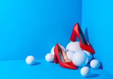 Zarif bayan kırmızı yüksek topuklu parlak mavi duvarlı. Moda tasarımı kavramı. Boşluğu kopyala