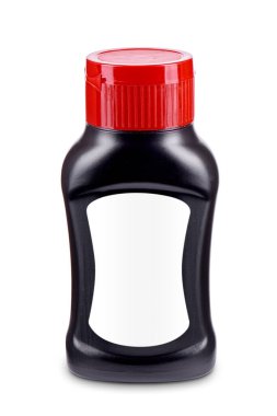 Kırmızı kapaklı siyah sos şişesi ve beyaz arka planda izole edilmiş beyaz etiket. Ürün tasarımı için şablon.