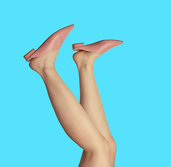 Жіночі Ноги Стильних Рожевих Літніх Мулах Ізольовані Синьому Фоні Зверху — стокове фото