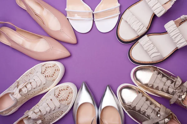 Набір Стильного Жіночого Взуття Розміщеного Колі Фіолетовому Тлі Сандалі Повсякденні — стокове фото