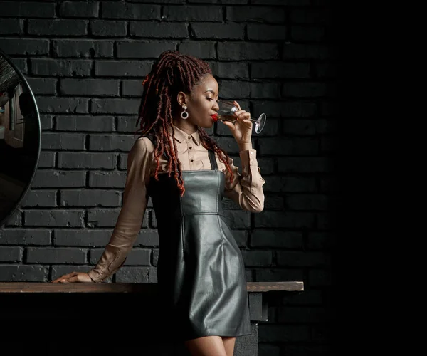 Hermosa Dama Negra Disfrutando Beber Vino Salón Loft Relájese Concepto —  Fotos de Stock