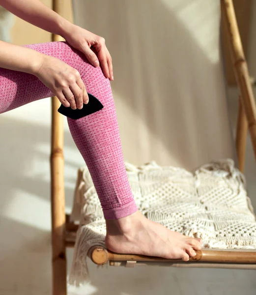 グアショーを握っている女性は 彼女の足に対して曲線側と組み合わせます トレーニングの前に筋肉をマッサージし リラックスして 温まる 中国の伝統医学を用いたマッサージ療法 — ストック写真