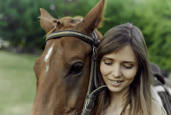 Uma Mulher Cavalo São Representados Close Ambiente Rural Esportes Equestres — Fotografia de Stock