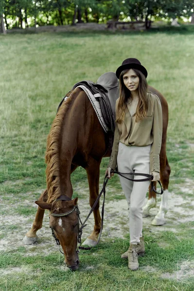 Jovem Mulher Chapéu Preto Com Cavalo Marrom Campo Equestrianism Promove — Fotografia de Stock