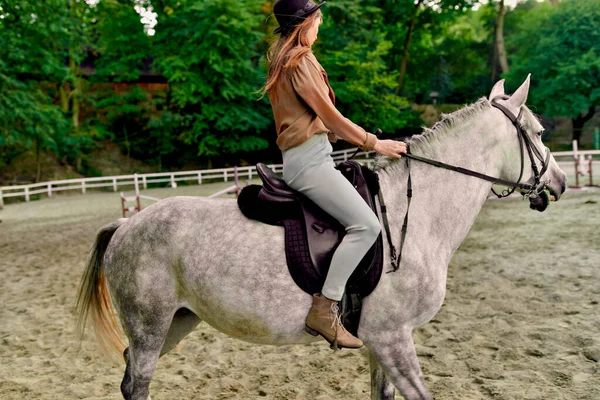 Jeździ Szarym Koniu Hipodromie Przez Dżokeja Jeździecka Kobieta Uczęszczająca Lekcje — Zdjęcie stockowe