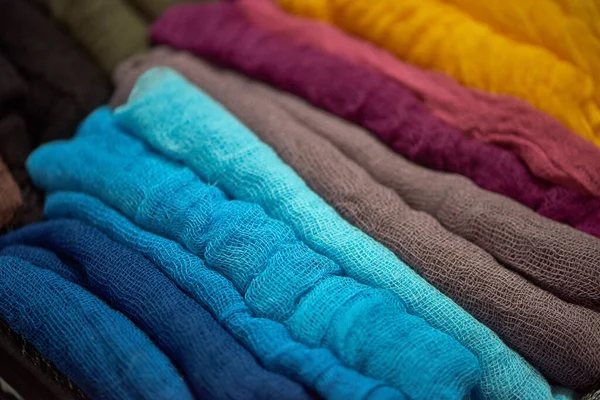 Uma Pilha Tecidos Gaze Brilhante Cores Diferentes Textura Tecido Close — Fotografia de Stock
