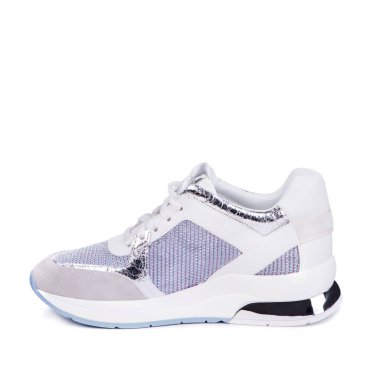 Farklı malzemelerden yapılmış modaya uygun bir kadın ayakkabısının yan görüntüsü: mavi solunabilir kumaş, beyaz ve metalik deri ve bej süet. Fitness, spor, eğitim konsepti. Ayakkabı reklamı.