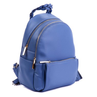 Modaya uygun mavi deri sırt çantasının yakın plan fotoğrafı. İki fermuarlı bölmesi ve beyaz arka planda izole edilmiş orijinal örgülü saplı bir cebi var. Çevrimiçi moda mağazası ya da blog için model.