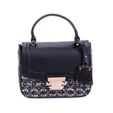 Siyah deri ve çok renkli tekstil kumaşından yapılmış metal tokalı ve etiketli beyaz arka planda izole edilmiş çağdaş kadın çanta. Moda modası ya da blog. İndirimli promosyon posteri.