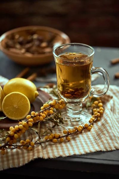 식탁보에 Buckthorn와 레몬의 뿌리로 둘러싸인 향기로운 버크턴 — 스톡 사진