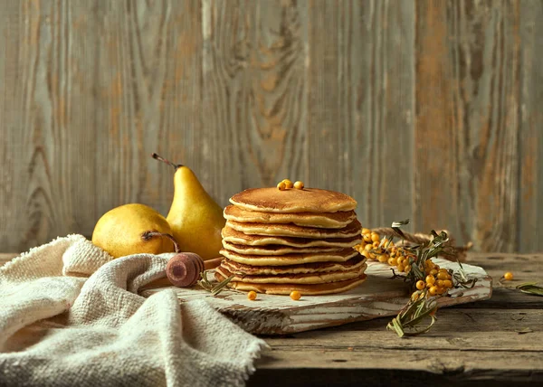 Ein Holzteller Mit Klassischen Amerikanischen Pfannkuchen Darauf Zwei Birnen Hintergrund — Stockfoto