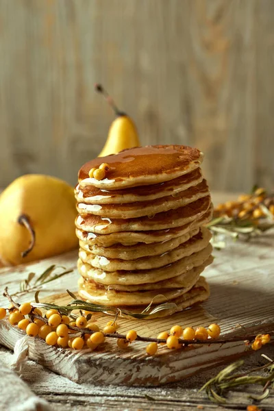 Ein Holzteller Mit Klassisch Amerikanischen Pfannkuchen Darauf Honig Zwei Birnen — Stockfoto