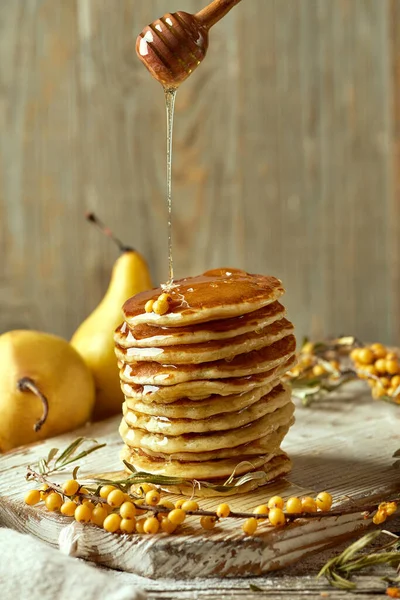 Honey Flows Wooden Spoon Beautifully Presented Stack Homemade Pancakes Light — Stock Photo, Image