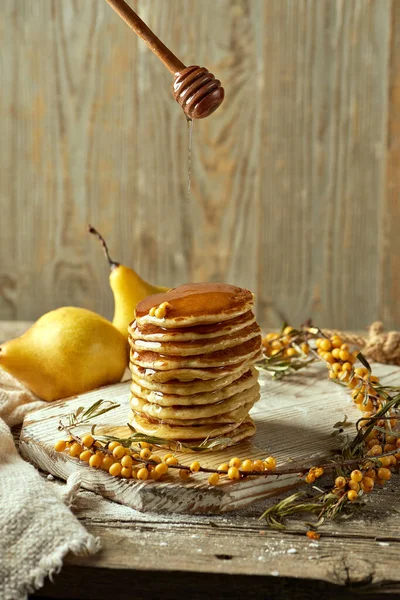 Ein Holzbrett Mit Flauschigen Pfannkuchen Mit Honig Sanddornzweigen Und Zwei — Stockfoto