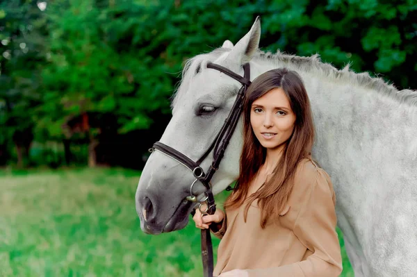 Portret Uma Jovem Mulher Uma Jóquei Menina Que Leva Cavalo — Fotografia de Stock