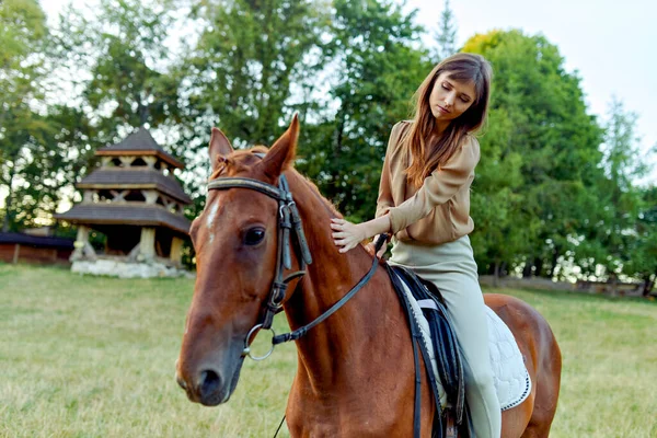 骑着马跑 一个年轻女人轻抚一匹马的诱惑力 参加马匹治疗 自然周末和通过动物联系减轻压力 骑马课经验礼物 — 图库照片