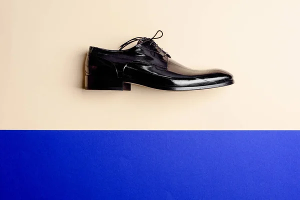 Vista Lateral Elegante Sapato Couro Preto Dos Homens Fundo Multicolorido — Fotografia de Stock