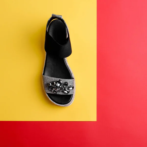 Stilvolle Schwarz Silberne Sandale Verziert Mit Einer Streuung Von Strass — Stockfoto